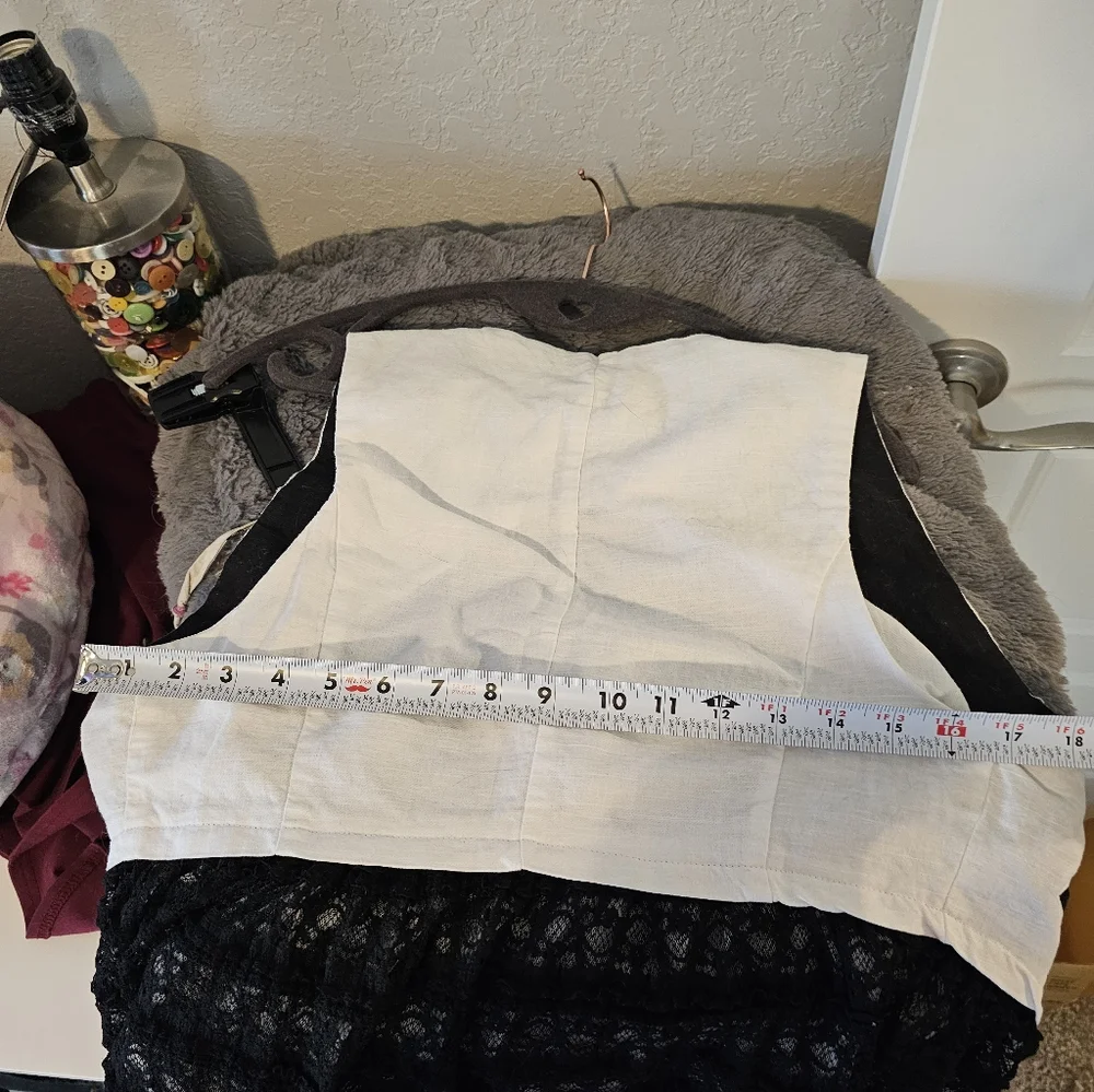 The Style White and Black Lace Vest - Picture 7 of 8